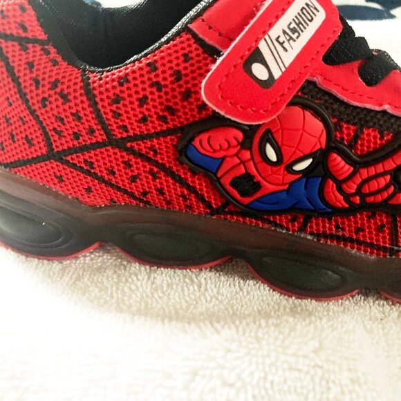 Nice Spiderman light up shoes Size 30 - Picture 3 of 4